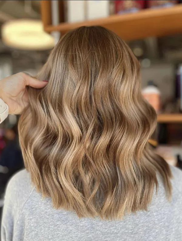 33 مدل رنگ مو عسلی متوسط؛ نوری گرم روی موهای طبیعی🍯 21 Medium honey hair color 15