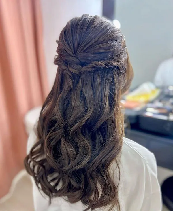 جدیدترین مدل شینیون مو مشکی باز 1404؛ انتخاب دخترونه برای مهمونیها! 9 Open black hair bun 6