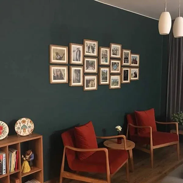Photo frame arrangement in the reception area 25