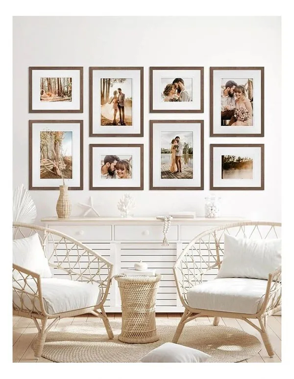 Photo frame arrangement in the reception area 28