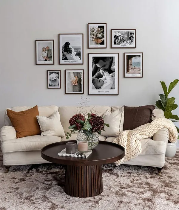 Photo frame arrangement in the reception area 3