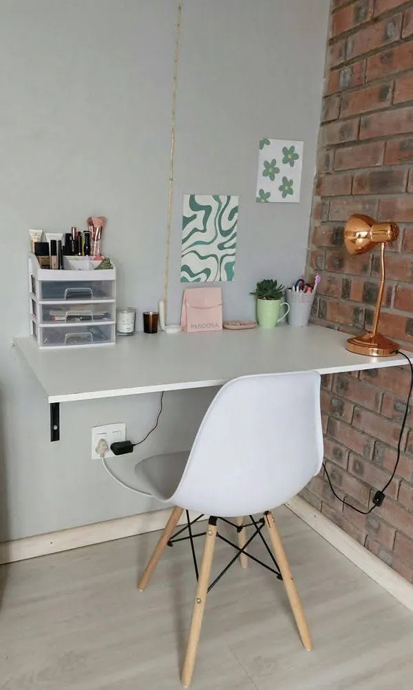 Simple desk model 17