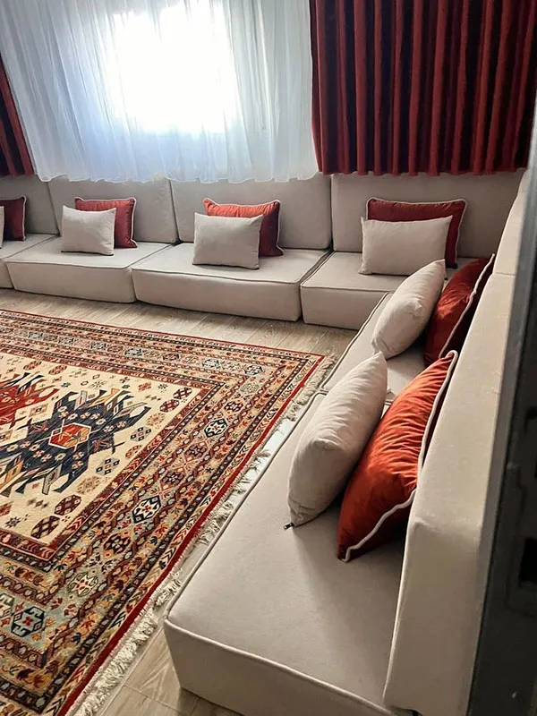 33 ایده چیدمان مبل راحتی؛ چطور خونت دنج و شیک تر بشه؟ 25 Sofa arrangement 23
