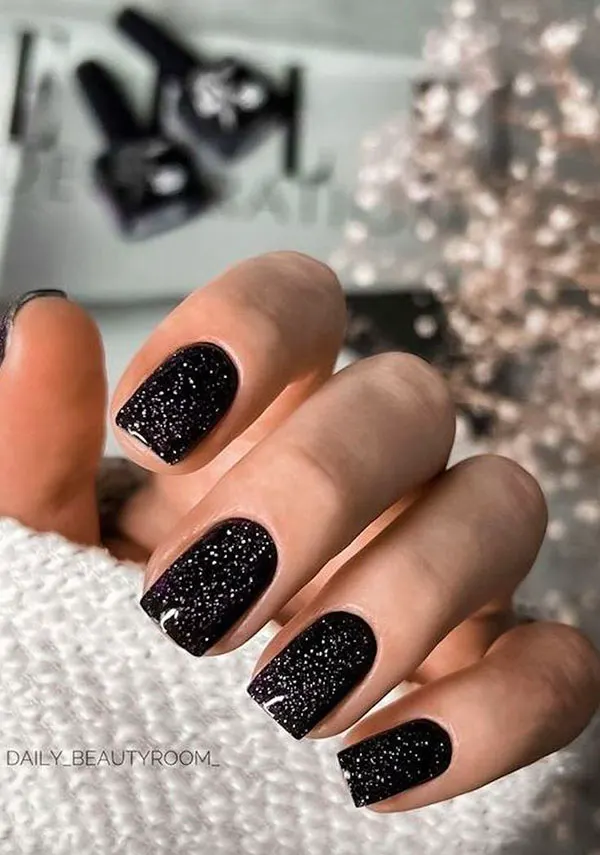 Black nail design for girls 16