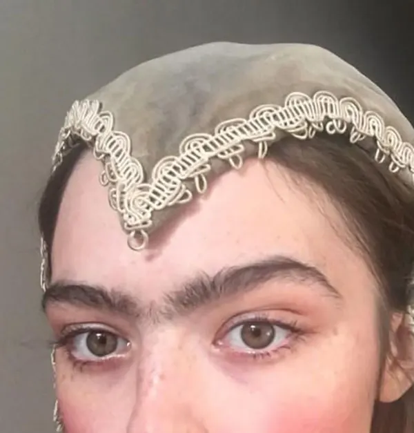 Continuous eyebrow model 22