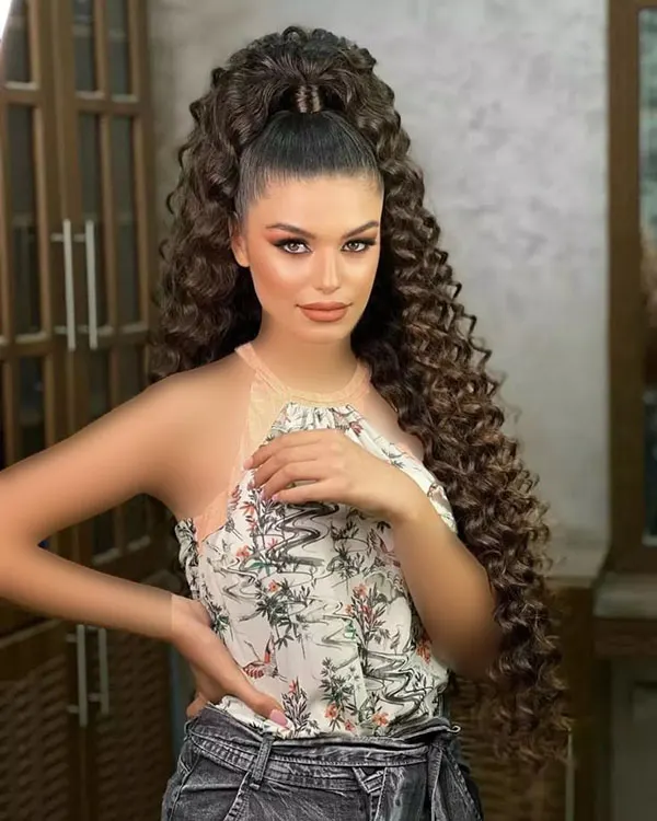 31 مدل موی دم اسبی فر زنانه؛ استایل خفن و جمعوجور برای مهمونیها 28 Curly ponytail hairstyle 24