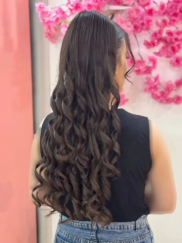 31 مدل موی دم اسبی فر زنانه؛ استایل خفن و جمعوجور برای مهمونیها 29 Curly ponytail hairstyle 25