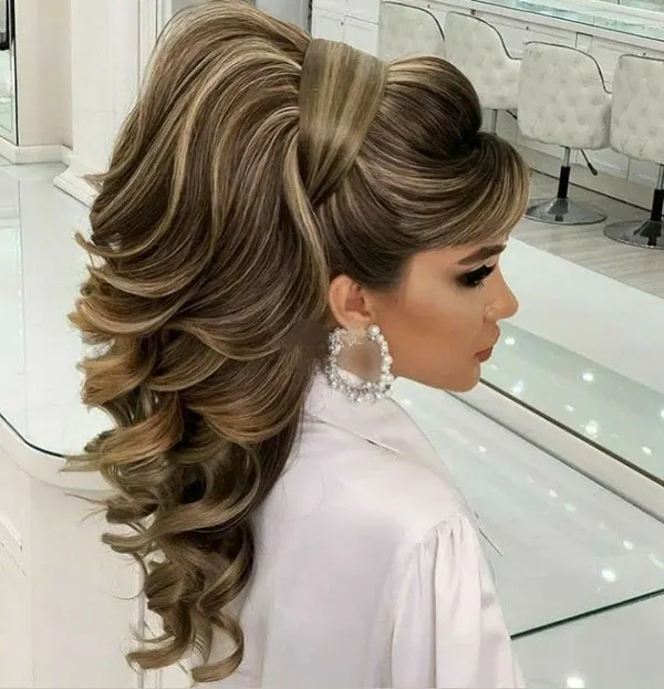 31 مدل موی دم اسبی فر زنانه؛ استایل خفن و جمعوجور برای مهمونیها 7 Curly ponytail hairstyle 5