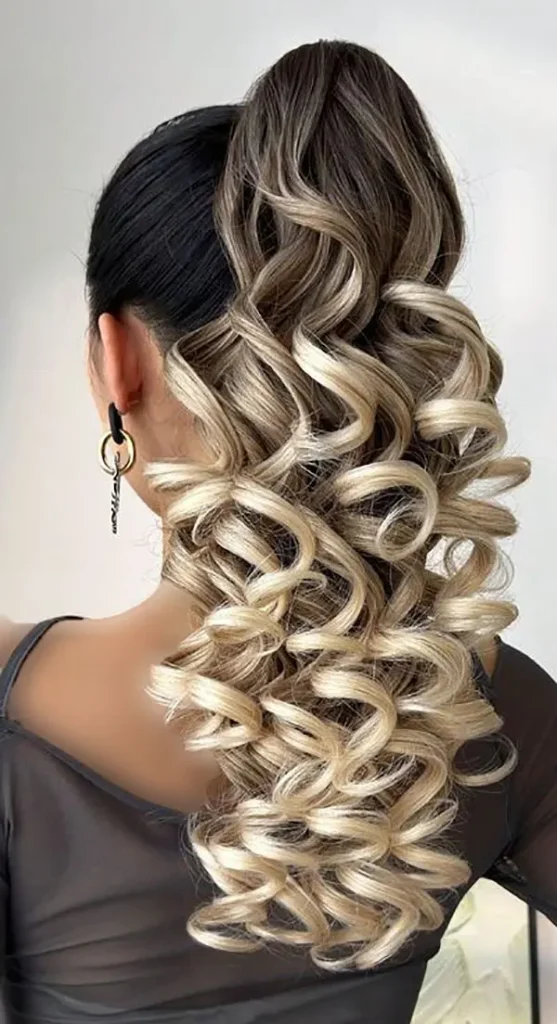 31 مدل موی دم اسبی فر زنانه؛ استایل خفن و جمعوجور برای مهمونیها 9 Curly ponytail hairstyle 8