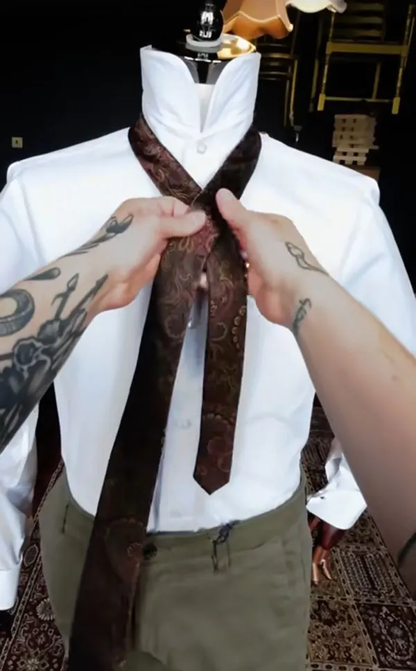 How to tie a tie 1