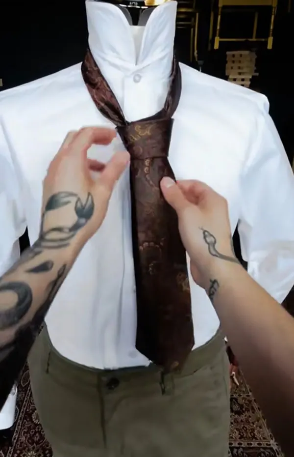 How to tie a tie 10