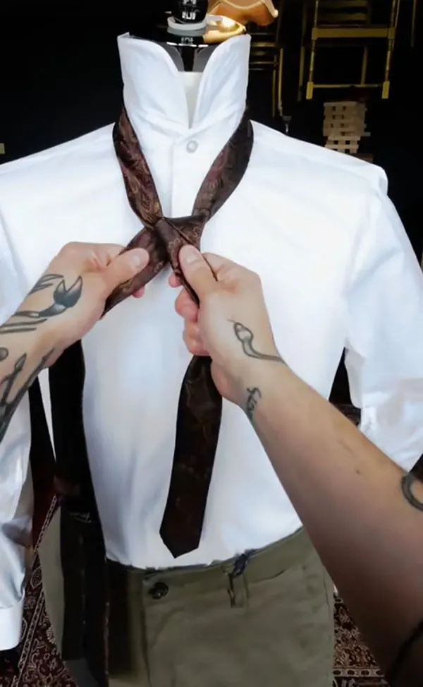 How to tie a tie 5