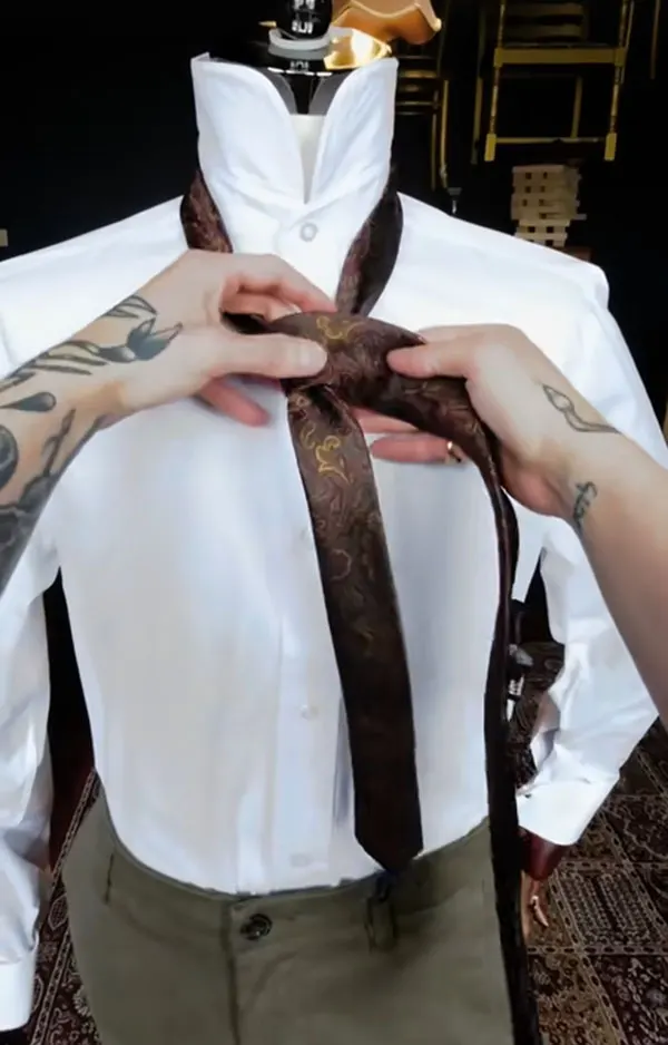 How to tie a tie 6
