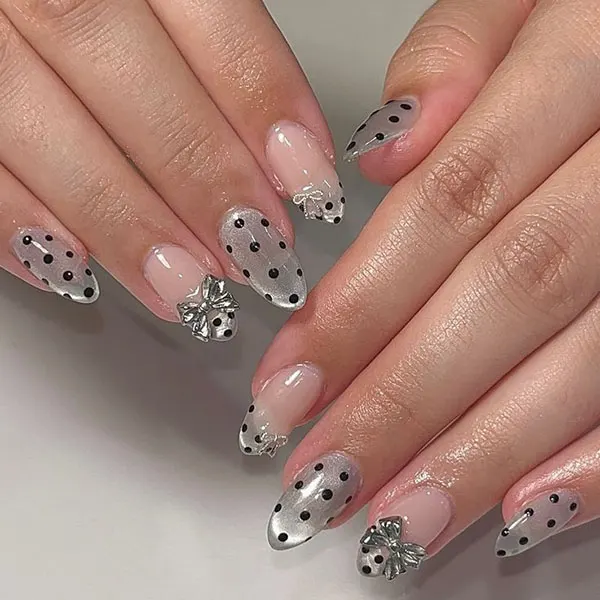 طرح ناخن خال خالی جدید؛ ترند بامزه و خاص 2025 برای استایل دخترونه! 33 Polka dot nail design 25