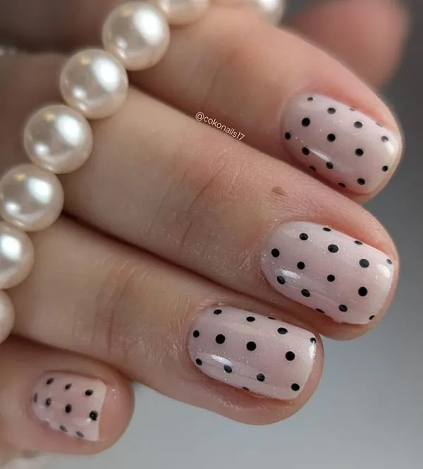 طرح ناخن خال خالی جدید؛ ترند بامزه و خاص 2025 برای استایل دخترونه! 36 Polka dot nail design 28
