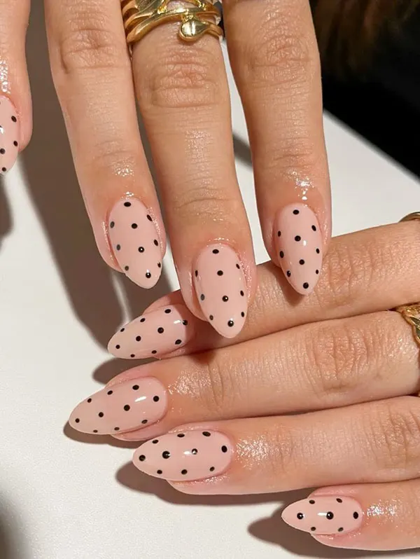 طرح ناخن خال خالی جدید؛ ترند بامزه و خاص 2025 برای استایل دخترونه! 19 Polka dot nail design 30