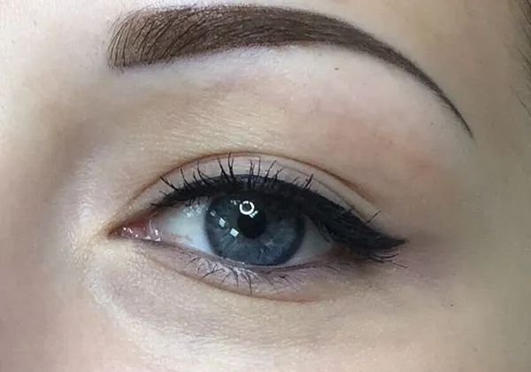 Short eyeliner model 1