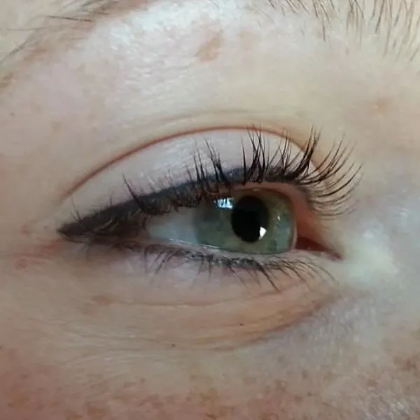 Short eyeliner model 17