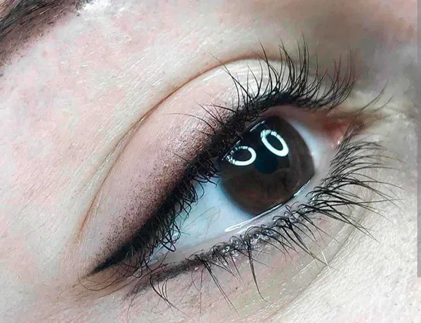 Short eyeliner model 18