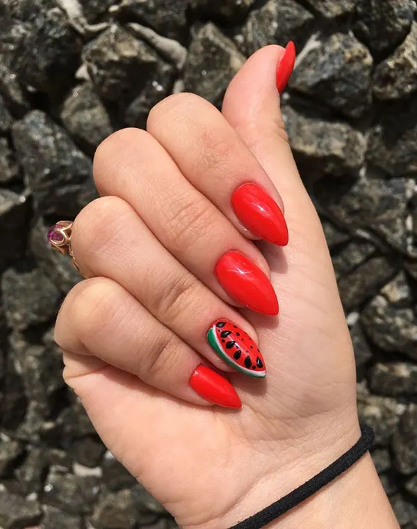 طرح ناخن یلدایی ساده؛ قرمز و شاینِ دلبر شب یلدا 1404🍉 28 Simple Yalda nail design 23