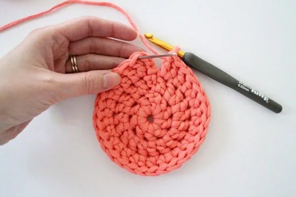 Simple round dishwashing sponge weaving tutorial 3