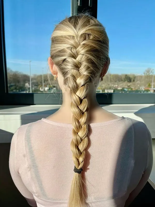 جدیدترین مدل بافت مو فرانسوی| ترند شیک و خاص چهرههای 1404 15 The latest French hair weave model 11