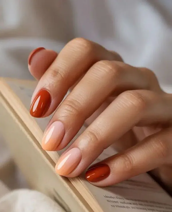جدیدترین طرح ناخن پاییزی ساده 2025 دخترانه ولی دلبر مخصوص روزای سرد🍂 13 The latest simple autumn nail design 10