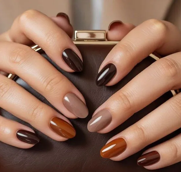 جدیدترین طرح ناخن پاییزی ساده 2025 دخترانه ولی دلبر مخصوص روزای سرد🍂 29 The latest simple autumn nail design 25