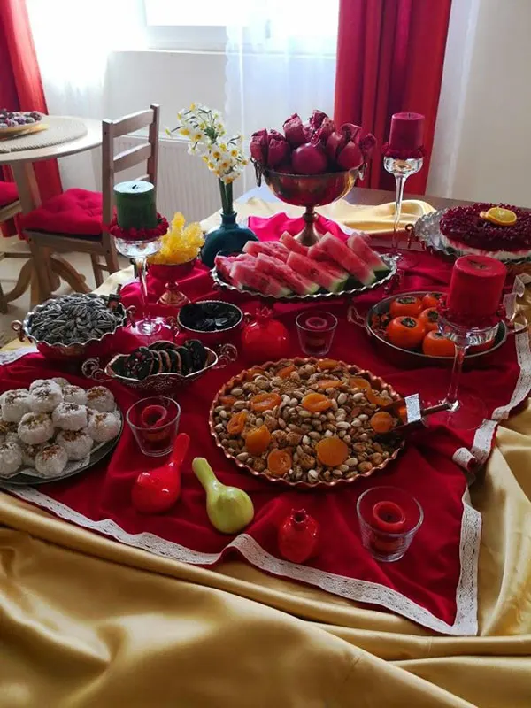 31 ایده چیدمان سفره یلدا | رنگی و دلبرانه برای شب بلند سال! 16 Yalda table setting 9