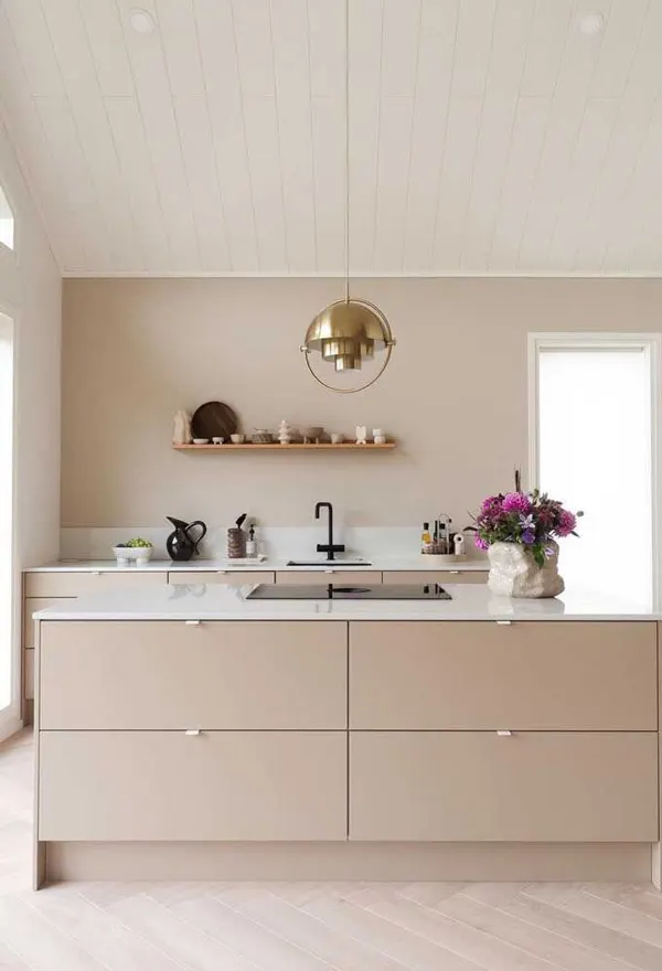 کابینت رنگ بژ؛ ترکیبِ آرامش، نور و شیک بودن در آشپزخانههای 2025 15 beige kitchen cabinets diakoland photo 13