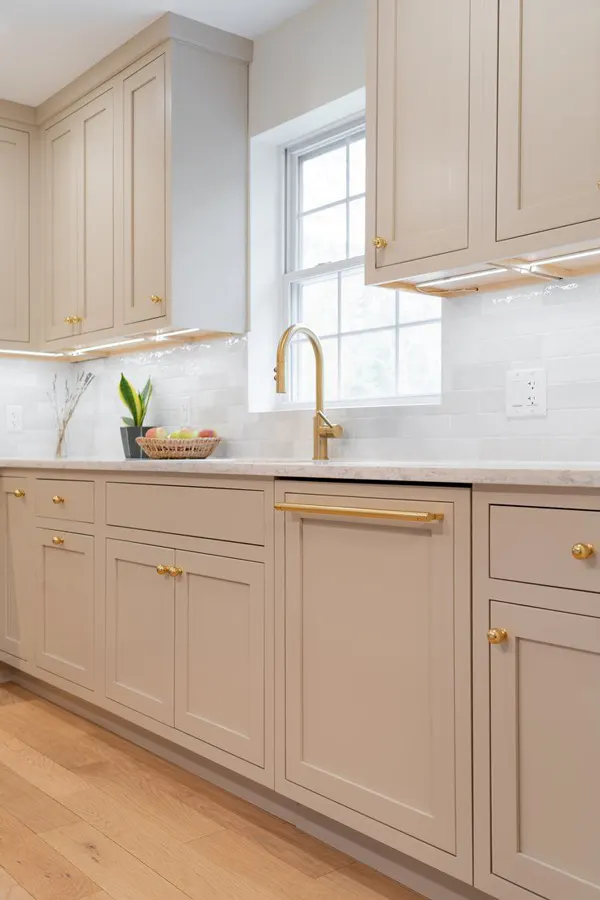 کابینت رنگ بژ؛ ترکیبِ آرامش، نور و شیک بودن در آشپزخانههای 2025 8 beige kitchen cabinets diakoland photo 4