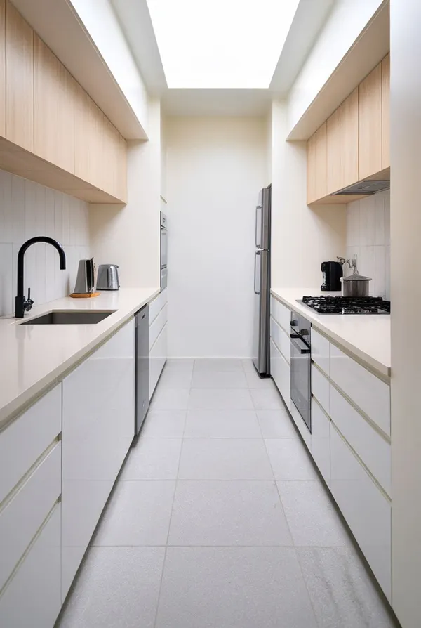 31 مدل کابینت آشپزخانه دوطرفه؛ نظم، نور و یه حس خونهی رویایی 💫 23 model cabinet do tarafe kitchen diakoland photo 19