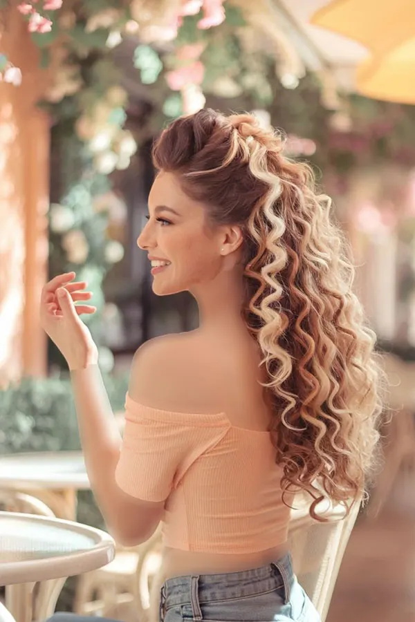 31 مدل مو فر درشت؛ فرهای درخشان که نگاهو میخکوب میکنن😍 29 Coarse curly hairstyle 27