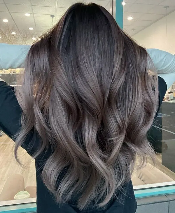 31 مدل رنگ مو بلوند دودی تیره؛ ترند سرد و آرومِ این روزا! 21 Dark smoky blonde hair color 19