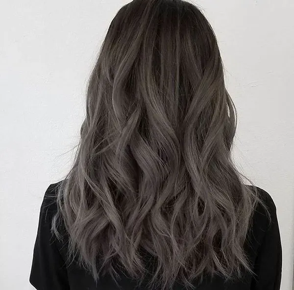 31 مدل رنگ مو بلوند دودی تیره؛ ترند سرد و آرومِ این روزا! 26 Dark smoky blonde hair color 22