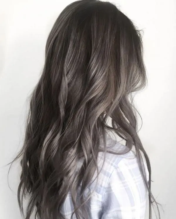 31 مدل رنگ مو بلوند دودی تیره؛ ترند سرد و آرومِ این روزا! 32 Dark smoky blonde hair color 29