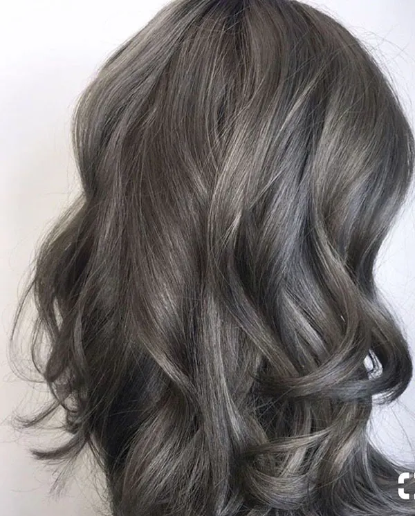 31 مدل رنگ مو بلوند دودی تیره؛ ترند سرد و آرومِ این روزا! 8 Dark smoky blonde hair color 4