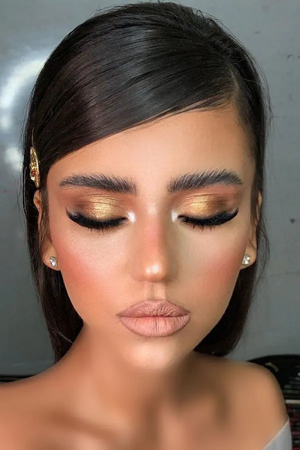 Hairstyle with a slanted parting 15