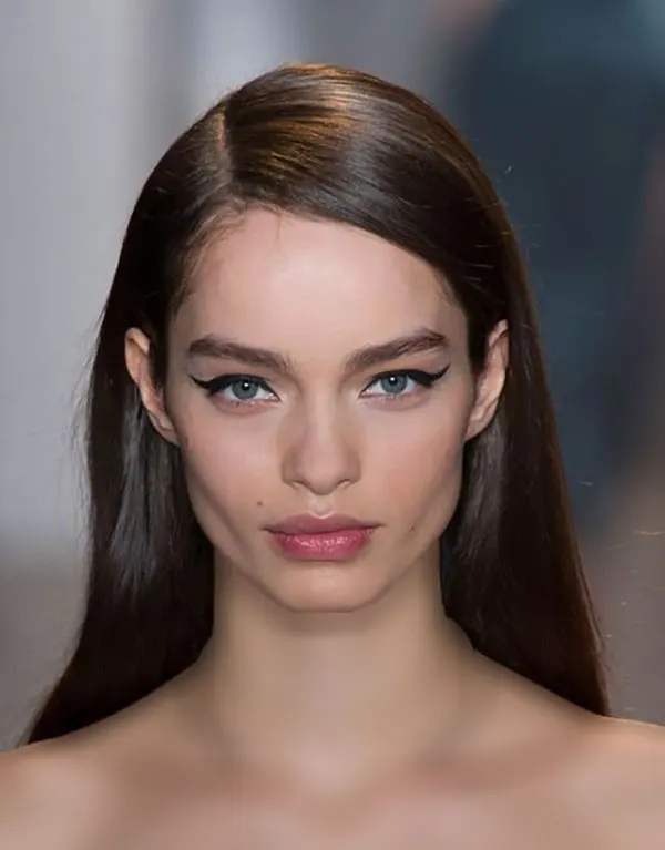 Hairstyle with a slanted parting 19