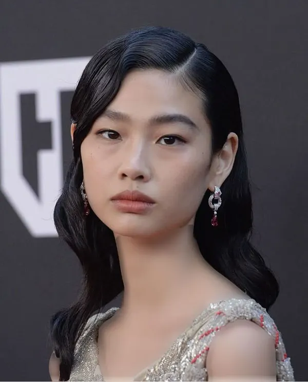 Hairstyle with a slanted parting 28