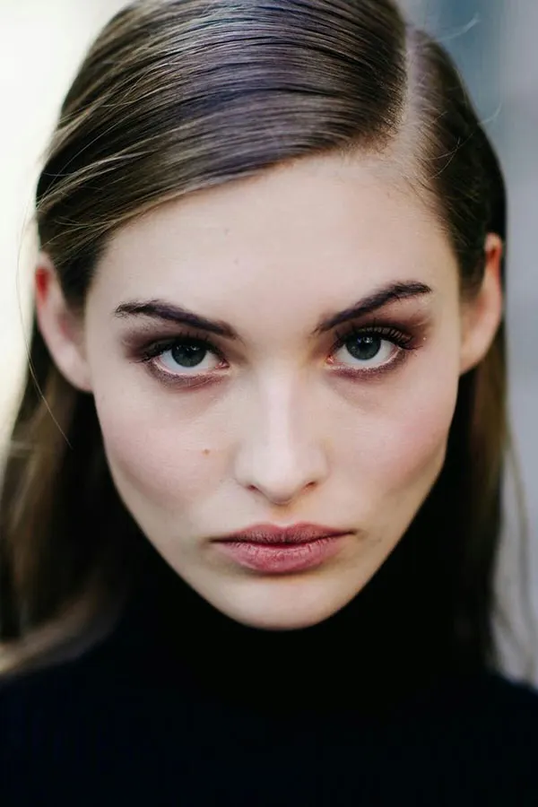 Hairstyle with a slanted parting 5