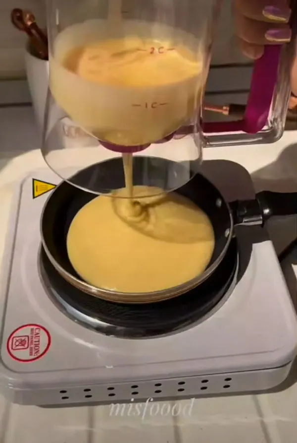 نحوه درست کردن پنکیک؛ از اولین بوی کره تا اولین گازِ نرم! 9 How to make pancakes 4