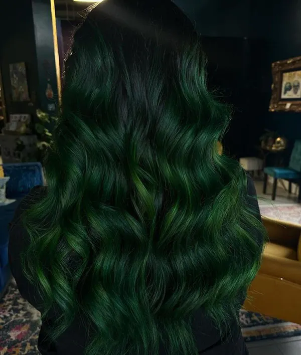 مدل رنگ مو سبز یشمی 1404؛ وقتی خاصبودن از موهات شروع میشه💚 21 Jade green hair color 17