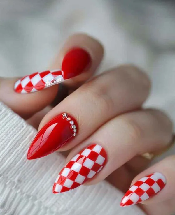 35 مدل ناخن قرمز طرح دار دخترانه؛ از مینیمال تا لاکچریِ چشمگیر! 31 Red patterned nails 29