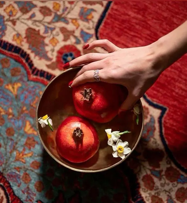 چیدمان یلدا ساده سال 1404؛ انار، شمع، رومیزی… همین کافیه 🍉❤️ 17 Simple Yalda layout 16