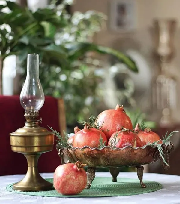 چیدمان یلدا ساده سال 1404؛ انار، شمع، رومیزی… همین کافیه 🍉❤️ 18 Simple Yalda layout 18
