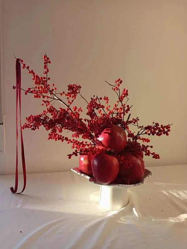 چیدمان یلدا ساده سال 1404؛ انار، شمع، رومیزی… همین کافیه 🍉❤️ 28 Simple Yalda layout 27