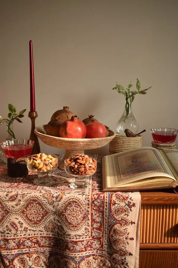 چیدمان یلدا ساده سال 1404؛ انار، شمع، رومیزی… همین کافیه 🍉❤️ 29 Simple Yalda layout 28