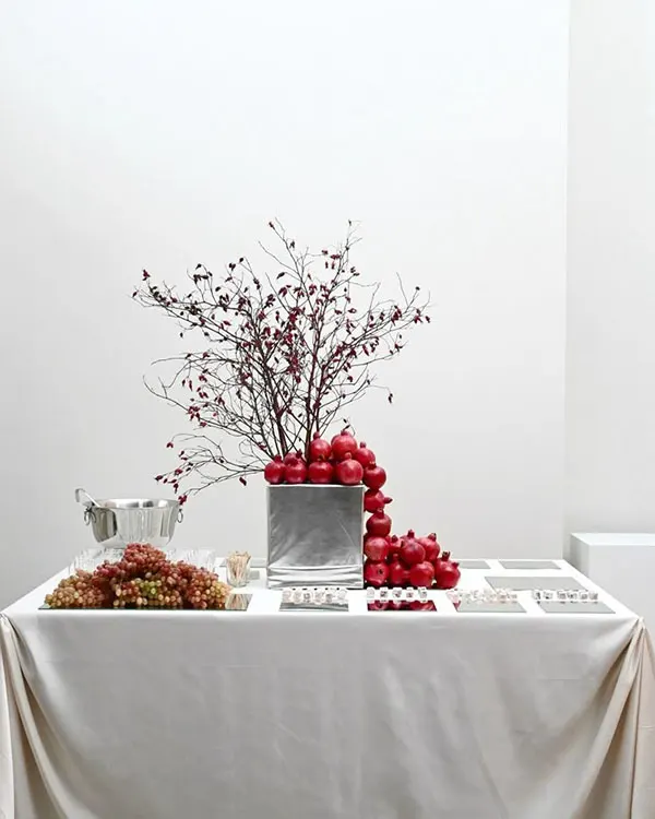 چیدمان یلدا ساده سال 1404؛ انار، شمع، رومیزی… همین کافیه 🍉❤️ 11 Simple Yalda layout 9