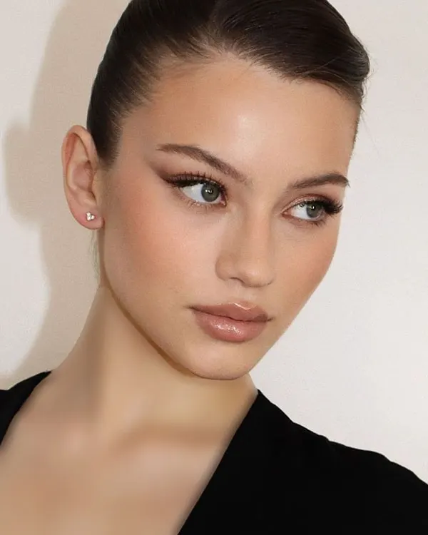 Simple and stylish makeup 12